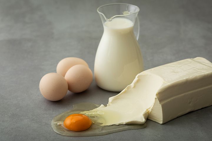 北海道の原乳からつくられる「クリームチーズ」と健康的に育てられた平飼いの「鶏卵」
