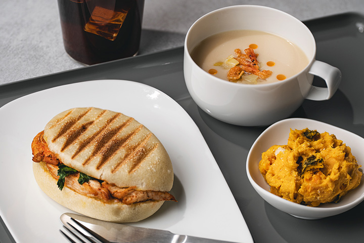 店内で焼き上げるパニーニやシェフが作る贅沢なスープとサラダ